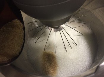 step9: 打至開始起泡，加入黃砂糖。