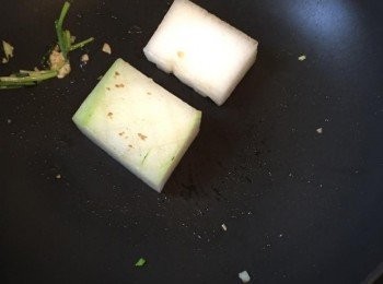 step4: 熱鍋放菜油，煎香冬瓜，冬瓜皮部分煎耐一些，令十字花稍為明顯，