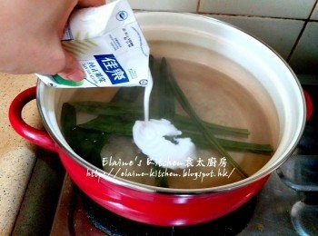 step11: 倒入椰漿拌勻再煮滾 , 盛起斑蘭葉去掉