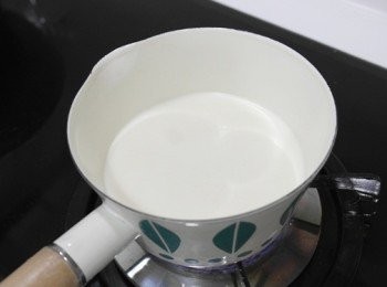 step3: 將牛奶、鮮奶油及砂糖以小火融化溫熱即可。