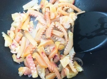 step5: 開爐中火燒熱鑊，白鑊（即不用落油）落魷魚鬚，炒魷魚至出水