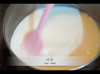 step2: 將牛奶、糖和魚膠粉水放入小鍋，以小火加熱至微微出煙。