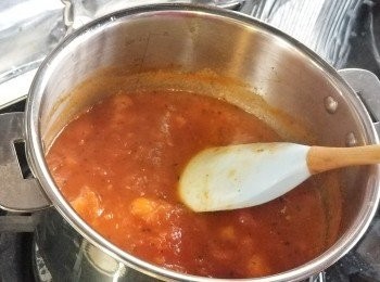 step6: 蕃茄去皮,燒熱油鍋將<span class="group_3">番茄醬</span>材料煮至蓉成蕃茄醬。