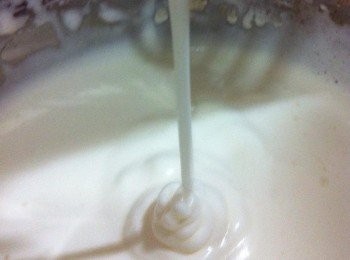 step4: 打至打蛋器拿起成麵糊流直線，蛋糊依然容易下沉。