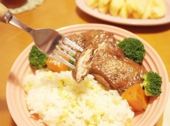 step9: 雞肉先煎後烤口感很豐富而且肉很嫩，入口有驚訝的感覺呢 ❤ 不只濃郁紅酒香還有香料味道，滿滿的幸福味道。