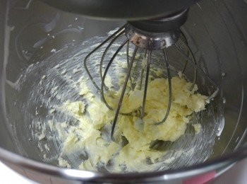 step3: -芝士置室溫2小時至軟身， 加糖打至順滑