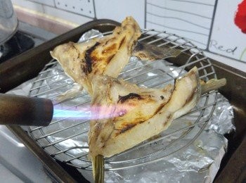 step5: 取出小心將魚轉往架上， ， 用火鎗將表面燒至微焦便完成。