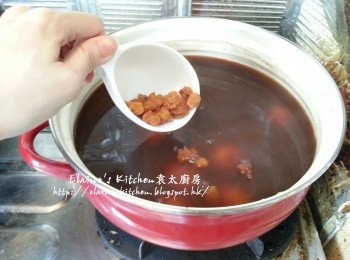 step7: 加入雞蛋及圓肉拌勻煮滾後蓋上蓋繼續用慢火蓋上煲15分鐘