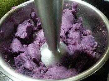 step3: 用攪拌器將紫薯打溶(或用义壓溶)