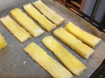 step6: 沾好的糖的吐司邊平均鋪在烤盤上