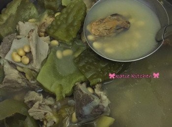 step3: 水注入鍋子中，將以上材料全放入，大火滾起15分鐘後轉細火煲2小時即成