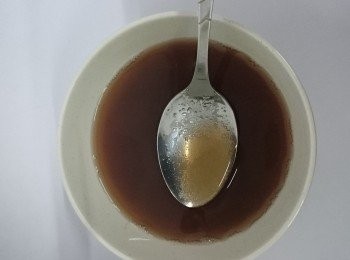 step3: 由剛煲好的紅豆倒岀180 亳升紅豆水，加入有機砂糖，攪拌至全部糖熔化。然後將紅豆糖水混合粉液至均衡。