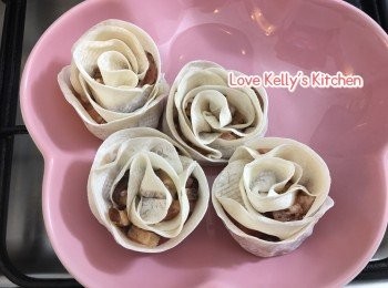 step1: 冬菇切粒; 肉碎加入冬茹粒用<span class="group_2">調味料</span>醃30分鐘: