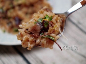 step9: 在一大碗內把烤香的雜菌、羅勒葉、檸檬酸皮、檸檬汁、初榨橄欖油拌勻，放在意大利飯上，趁熱食！