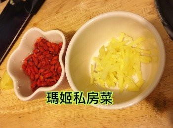 step2: 切薑絲／薑片👉🏻杞子浸一下