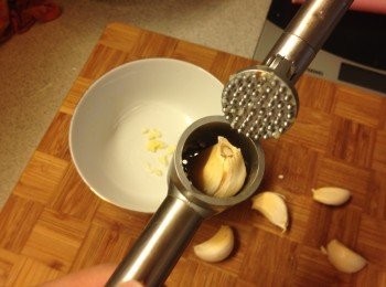 step9: 準備蒜蓉醬, 放軟牛油, 把蒜頭壓成蒜蓉