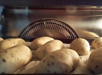 step6: 放入預熱好的烤箱,上火180,下火160烤約15分 取出麵包劃開填入沙拉餡即可