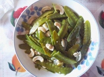 step3: 再把腰果加入放鹽快炒至熟就可以