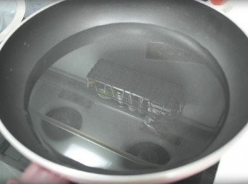 step2: 鍋中倒入水開火~~~