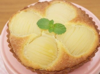 step12: 酥脆的塔皮裡滿滿的杏仁<span class="group_2">內餡</span>，更是突顯了洋梨的甜味與香氣。多汁洋梨在濃郁杏仁餡中咬下去有種前所未有的層次味呢 ♡