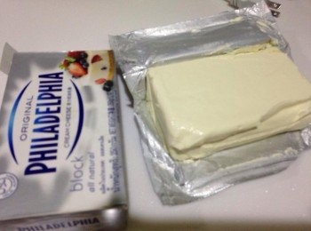 step3: 固狀奶油乳酪一定要回溫回軟後才切小塊,再將糖分次加入和奶油乳酪慢慢攪拌均勻,打至呈現乳霜狀。(因為沒有攪拌器,偷吃步用了調理機攪了幾下)