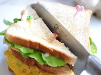 step5: 以造型小叉子固定三明治，再以麵包刀斜切成4等份