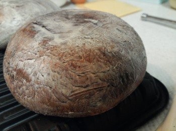 step1: 大磨菇用廚紙略略抹淨表面去蒂, 塗一層薄薄的奶油在磨菇表面, 放到已舖錫紙的烤盤上, 備用