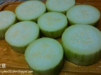 step2: 節瓜去皮洗淨，橫切成圓柱體，挖空中間