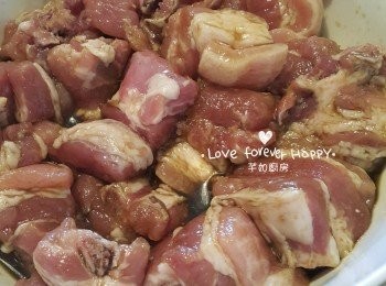 step1: 排骨洗淨, 用廚房紙印乾水份, 用排骨醃料醃最少1小時