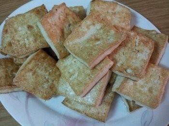 step2: 先把皮豆腐取出 , 吸乾水份 , 二面灑鹽 , 靜置半小時後再用廚房紙巾吸乾水份 ,  平底鍋燒熱 , 把豆腐煎至二面金黃後取出