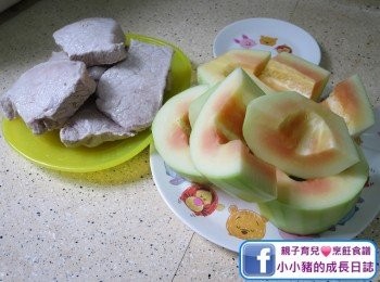 木瓜去皮去籽及切小塊備用；瘦肉洗淨汆水~