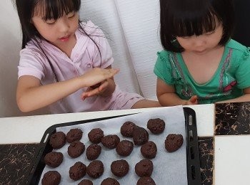 step10: 焗爐盆放入牛油紙，再將混合好的粉團平均分成28粒，搓成球狀，并排放入焗爐盆中