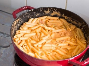 step8: 加入已經煮過又隔了水的意粉拌勻，多煮約 1 分鐘