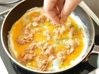 step6: 平均地放上豬肉鬆。