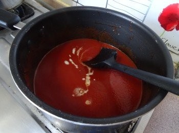 step8: 用易潔鑊下茄膏煮熱，下雞湯/水，茄汁，糖，生抽，用細火煮熱，期間不停攪拌,   試味 (調至合自己的酸甜度)，加忌廉攪勻 , 用生粉水埋芡