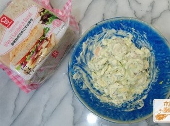 step3: 牛油果切粒，加入蛋黃醬、 芥末籽醬和蝦拌勻