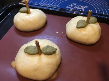 step6: 掃蛋漿後加百力枝同綠葉。
預熱180度焗10分鐘，調盤後再焗10分鐘。