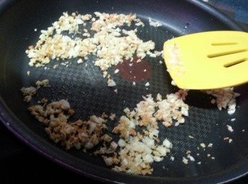 step3: 蒜頭剁碎成蒜蓉,用油將炸蒜及蒜蓉爆香