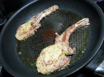 step7: 然後熄火不要取出豬扒,待豬扒於鑊中降溫,當見到豬扒內裡有血水於表面滲出時,再反轉開大火煎一煎即可熄火,
亦不要取出,待豬扒在鑊中利用鑊的餘溫將豬扒內裡的肉煎熟即可(相等同慢煮原理)(用此方式去煎是會令到豬扒內裡肉質嫩滑)