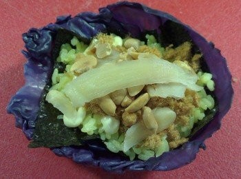 step8: 將紫色高麗菜舖底層加上海苔片，在舖上米飯，擠上美乃滋，放上薑片，碎花生，黑芝麻
