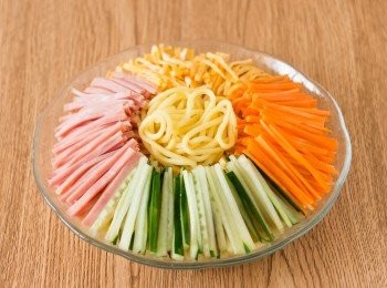 step9: 把材料鋪於油麵上，淋上醬汁拌勻享用。