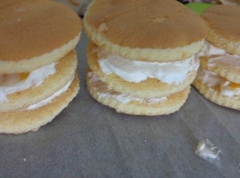 step7: 將半份芒果粒和忌廉攪混後加上蛋糕面。另半份芒果粒放面。