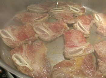 step3: 洋蔥入味後慢慢加<span class="group_3">生粉茨</span>但未別要全下的,將牛仔骨回鑊炒勻後加少許黑椒即成。