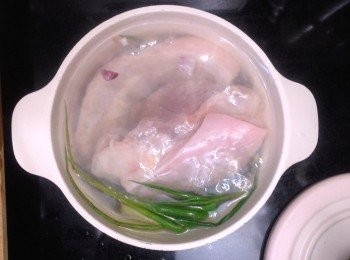 step1: 冷水下薑片、蔥，下豬肉用最小火煮30分鐘，去血水