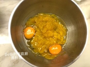 step1: 中型南瓜半顆全盤切塊蒸熟壓成泥（留住水分），與雞蛋攪勻