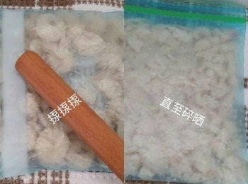 step1: 馬蹄放入保鮮膠袋裡面，用木棍拍碎馬蹄肉。(由於係罐頭關係，我會先放入滾水焯一焯，瀝乾水，等陣用)。