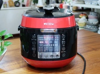 step10: 今天搭配使用為人因科技開發設計，
2017全新上市"微電腦壓力萬用鍋"
不但外型很具時尚感，(桃粉搭配上黑色外觀)
除了擺放好看易搭，手提搬動也方便。
而且在使用順手度和功能上也十分齊全貼心喔。