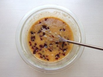 step8: 加入焦化奶油混合，再加入切碎的蔓越莓果乾,混合均勻。