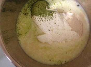 step1: 將材料放入攪拌盆內並用木匙拌混  (* 放入材料時，鹽同酵母不要混合一起，以免酵母脫水影響效果。)