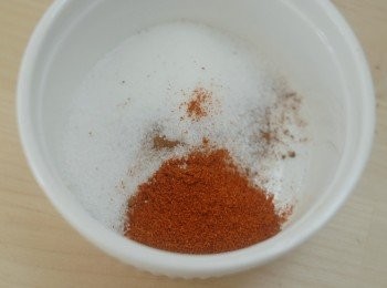 step1: <span class="group_2">肉桂糖</span>：將20克糖，肉桂粉及辣椒粉拌勻備用
